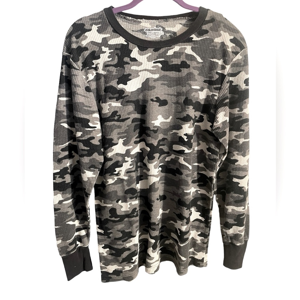 Grey camouflage print thermal tee.